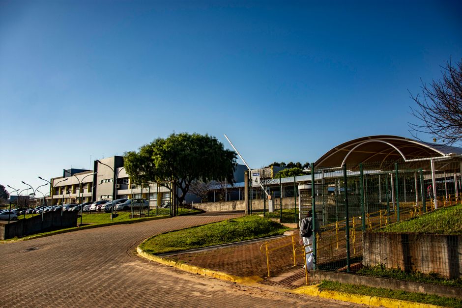 View of a university campus in Apucarana, Paraná, Brazil on a sunny day.